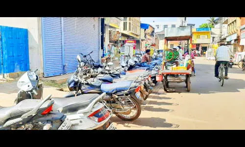 शहर-उपनगरांतील गल्ल्या बनल्या पार्किंगतळ