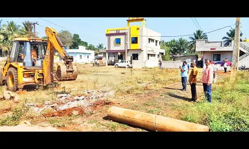 अनधिकृत वसाहतींमधील रस्ते उखडले