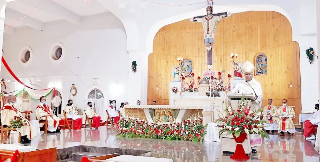 …अन् सांताक्लॉजने दिली सॅनिटायझरची भेट