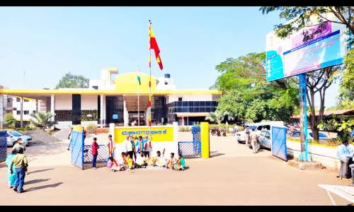 महापालिकेसमोर लाल-पिवळा रंगाचा ध्वज