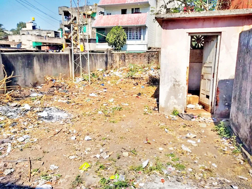 जुन्या तहसीलदार कार्यालयात स्वच्छतेचा अभाव