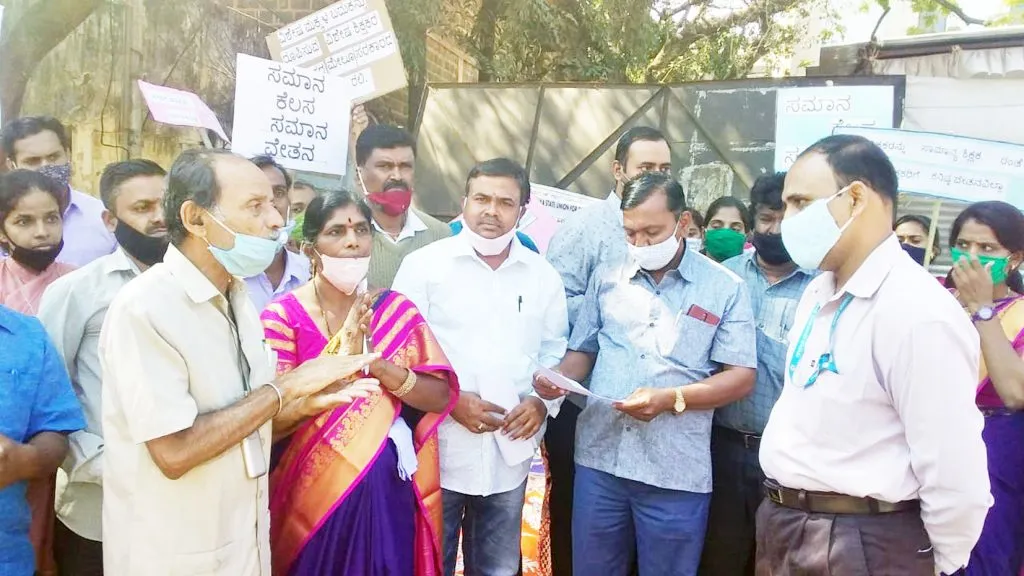 दिव्यांग शाळेतील शिक्षकांची जिल्हाधिकारी कार्यालयासमोर निदर्शने