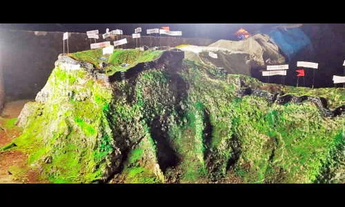 खादरवाडी विनायक नगरात साकारलेला तोरणा गड