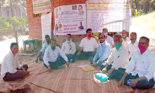 निवृत्त प्राथमिक शिक्षकांचे धरणे आंदोलन