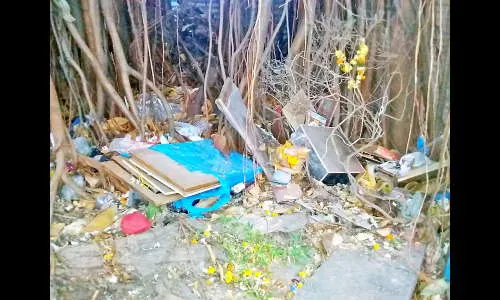 रिसालदार गल्लीत देवदेवतांचे फोटो रस्त्यावर