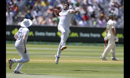 ऑस्ट्रेलियाचा पहिला डाव 195 धावात खुर्दा