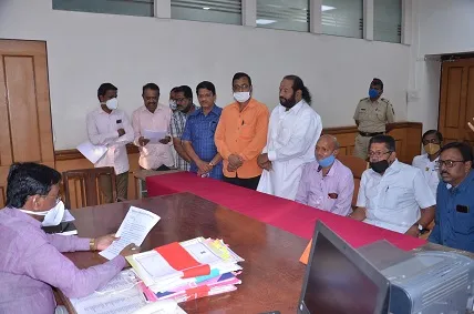 शासकिय कार्यालयातील अधिकारी जागेवर थांबेनात