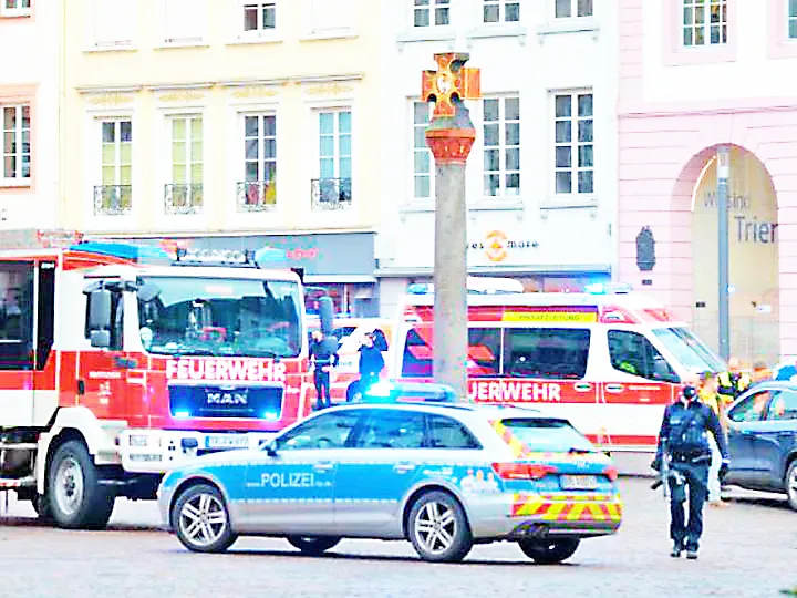 जर्मनीत फुटपाथवर कार घुसून 5 जण ठार