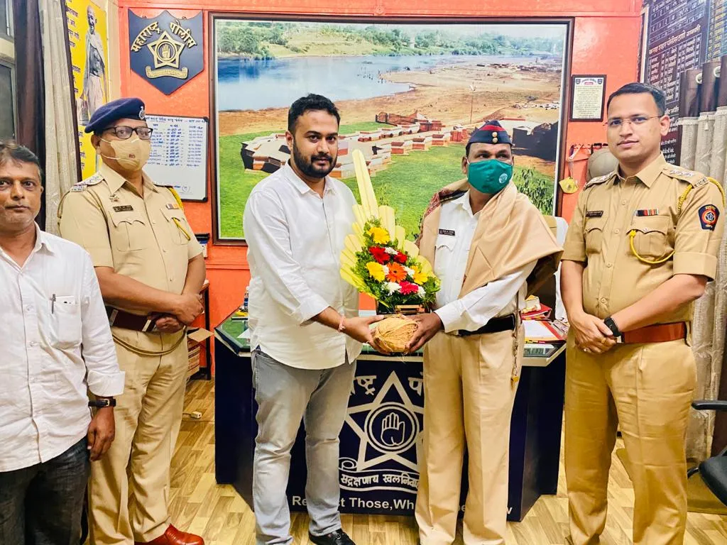 सातारा : वाहतूक पोलीस किशोर सोनवणे यांचा युवक काँग्रेसकडून सत्कार