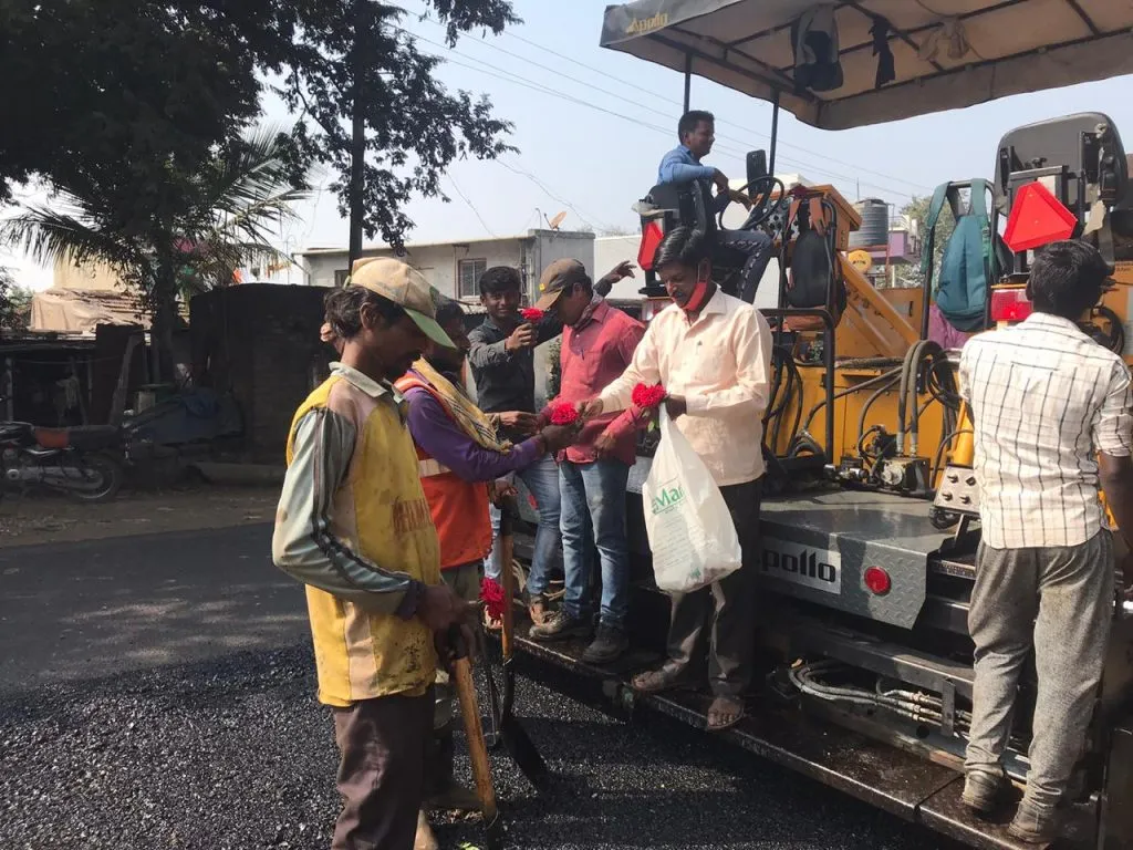 सातारा : गुलाबाची फुले देऊन अभियंता, ठेकेदारांचे स्वागत