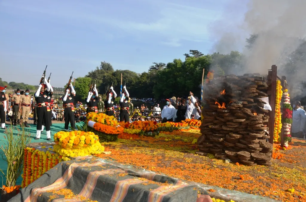 सातारा : शहीद जवान सुजित किर्दत यांच्या पार्थिवावर शासकीय इतमामात अंत्यसंस्कार