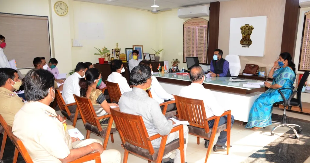 ग्रामपंचायत निवडणुकीसाठीच्या यंत्रणांचा जिल्हाधिकाऱ्यांकडून आढावा