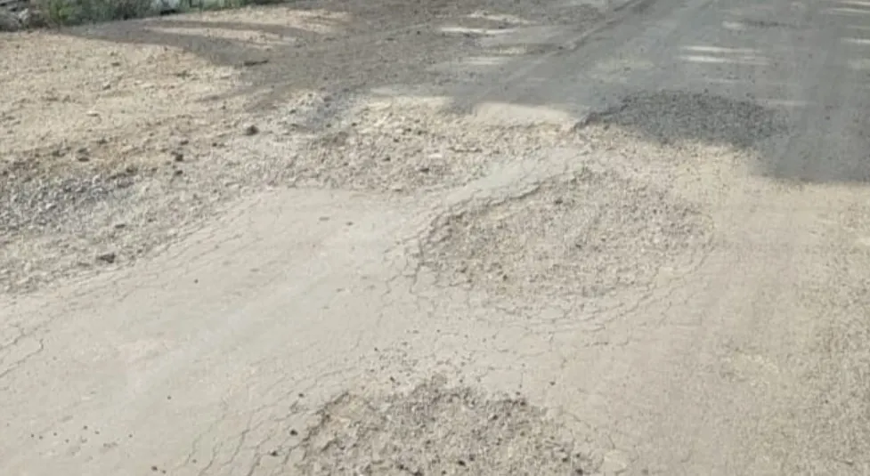 मौजे वडगांव ते तासगांव रस्त्याची चाळण, ठेकेदाराचे ही दुर्लक्ष