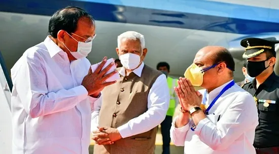 उपराष्ट्रपती व्यंकय्या नायडू ३ दिवसांच्या दौऱ्यासाठी बेंगळूरात दाखल