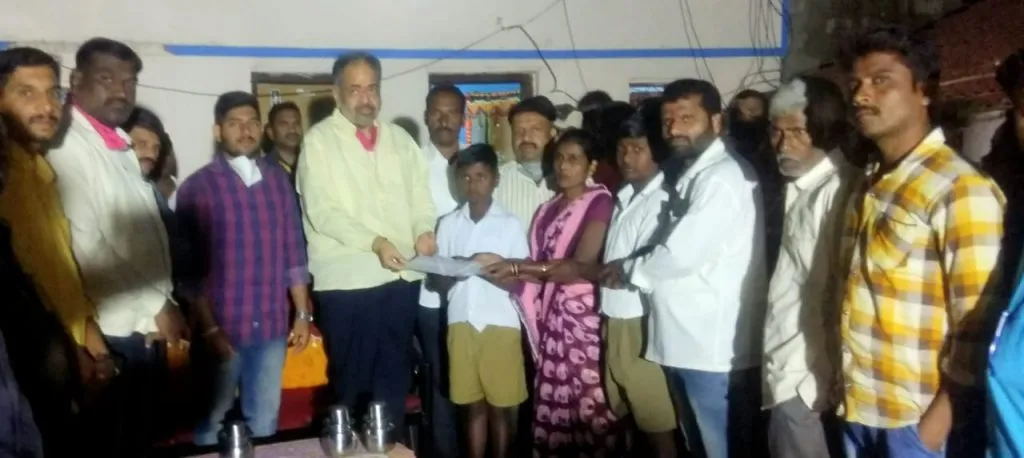 कोल्हापूर : कोडोलीतील विहीर दुर्घटनेतील मयत वारसांना मालकाकडून मदत