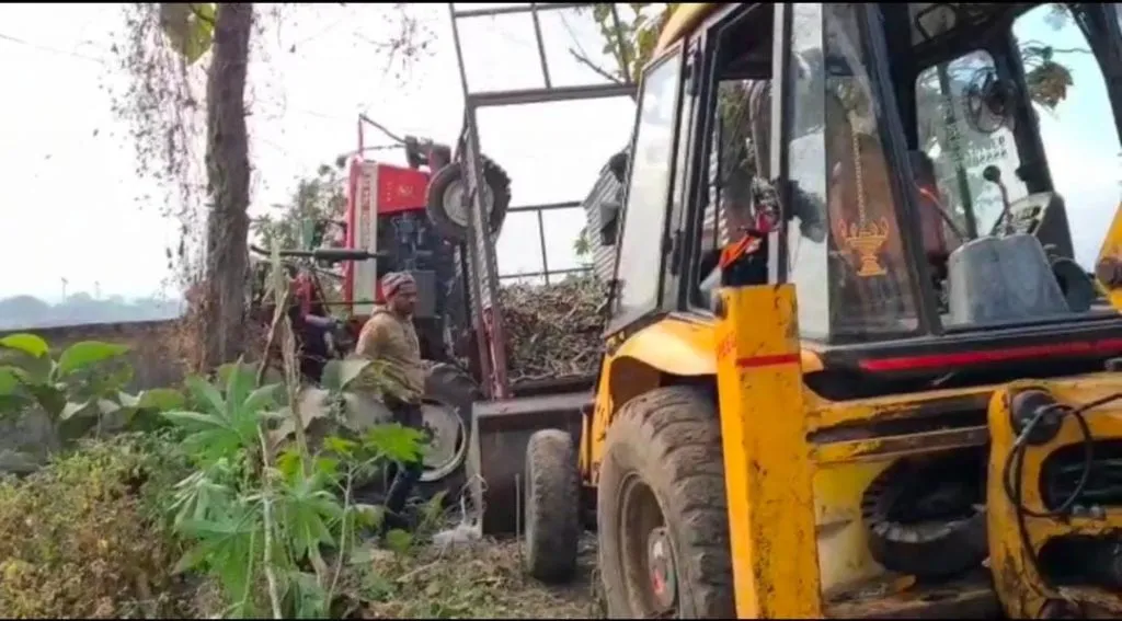 सोनगाव कचरा डेपोनजीक उसाचा ट्रॅक्टर पलटी