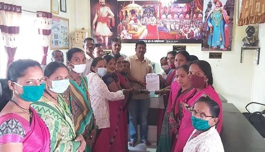 आशा सेविकांची चेष्टा थांबवून जाहीर केलेले मानधन द्या