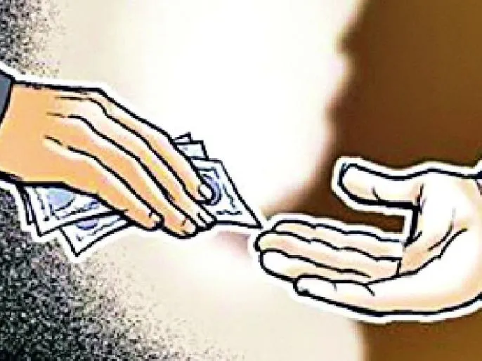 तीनशे रुपयाची लाच घेताना महिला पोलीस कर्मचारी जेरबंद