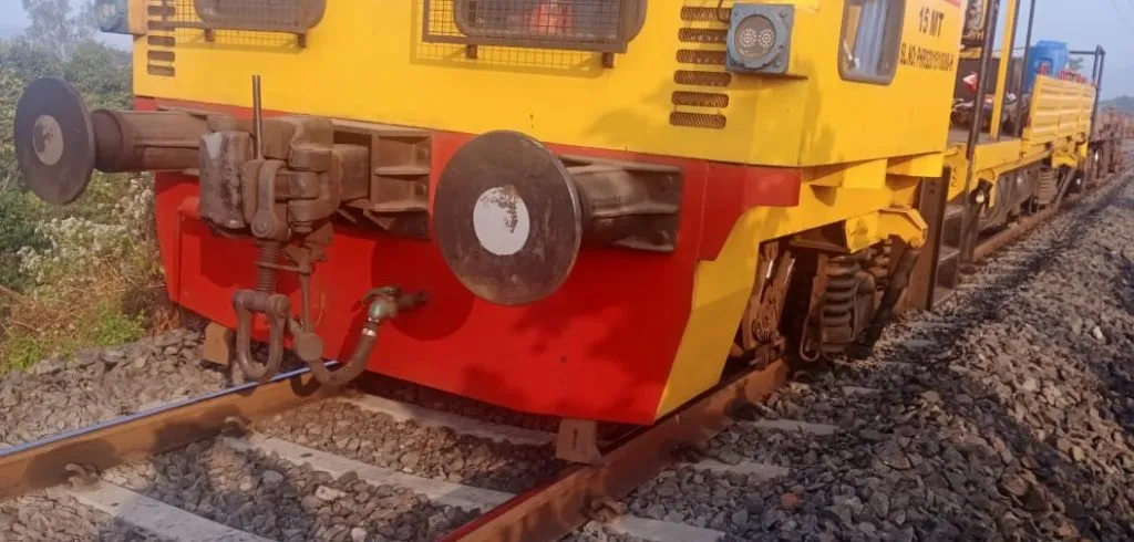 कोकण मार्गावर देखभाल दुरूस्ती गाडीची दोन चाके निखळली