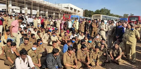 कर्नाटक: मागण्या मान्य होईपर्यंत बस चालविली जाणार नाही