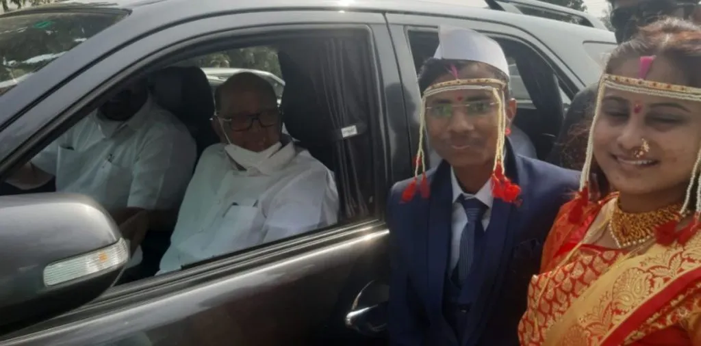 पवार थांबले… राजकारणाच्या नव्हे तर खुल्या आसमानाखालच्या लग्नाच्या मांडवात..!