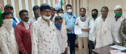 शेतकऱ्यांच्या विविध मागण्यांसाठी रात्री ९ पर्यंत ठिय्या आंदोलन