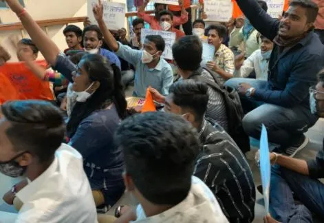 सोलापूर : निकालाबाबतच्या भोंगळ कारभाराविरुद्ध कुलगुरु दालनासमोर ठिय्या आंदोलन