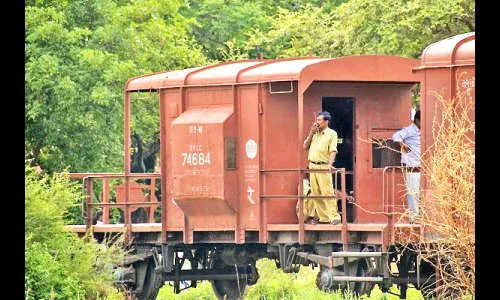 गार्डच्या डब्यांना लवकरच ‘लाल झेंडा’