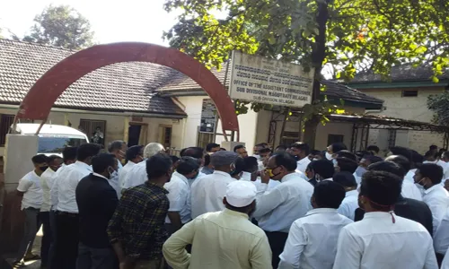 प्रांताधिकारी कार्यालयाविरोधात वकिलांची निदर्शने