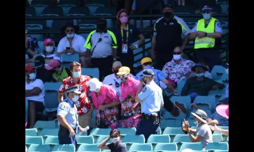 वर्णद्वेषी टिपणी करणाऱया प्रेक्षकांची हकालपट्टी