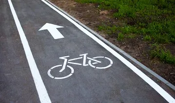 शिवाजी विद्यापीठासमोरील रस्त्यावर साकारतोय सायकल ट्रॅक