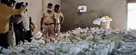 विट्यात गोडाऊनवर छापा, 319 पोत्याचा धान्यसाठा सील