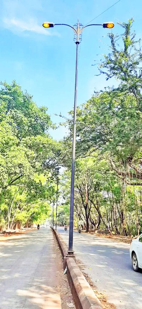 क्लब रोडवरील पथदीप दिवसा सुरू अन् रात्री बंद..