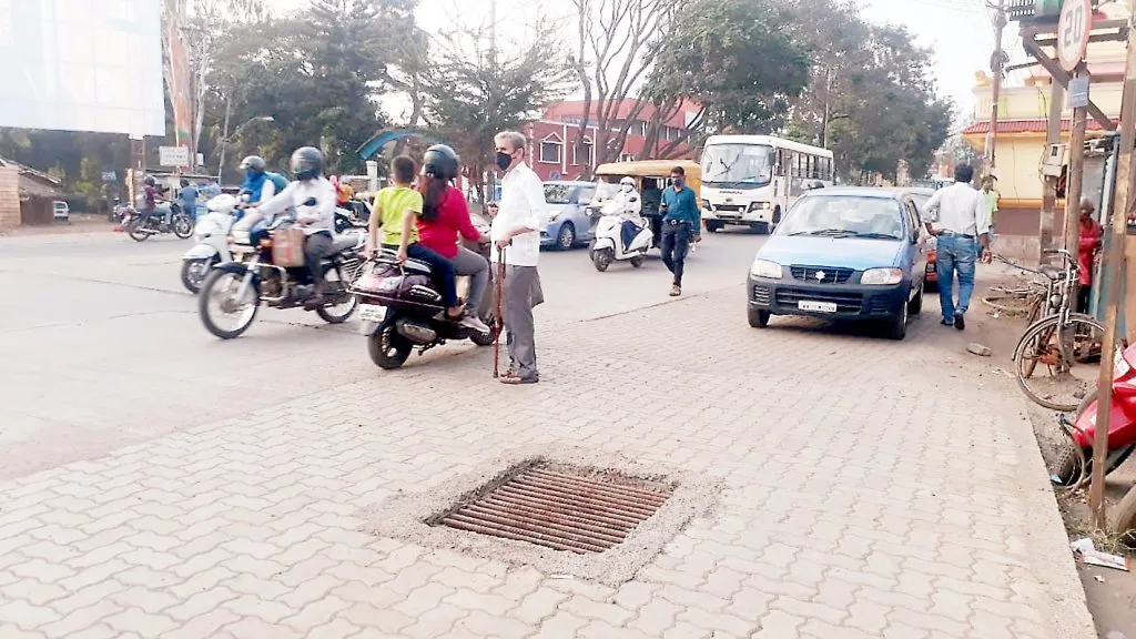 उघडय़ावर असलेले मनहोल लोखंडी सळय़ाचे संरक्षण