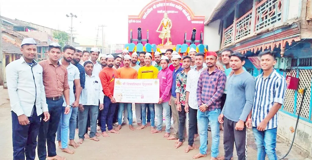 रायगड येथील सुवर्ण सिंहासनासाठी 5001 चा धनादेश सुपूर्द