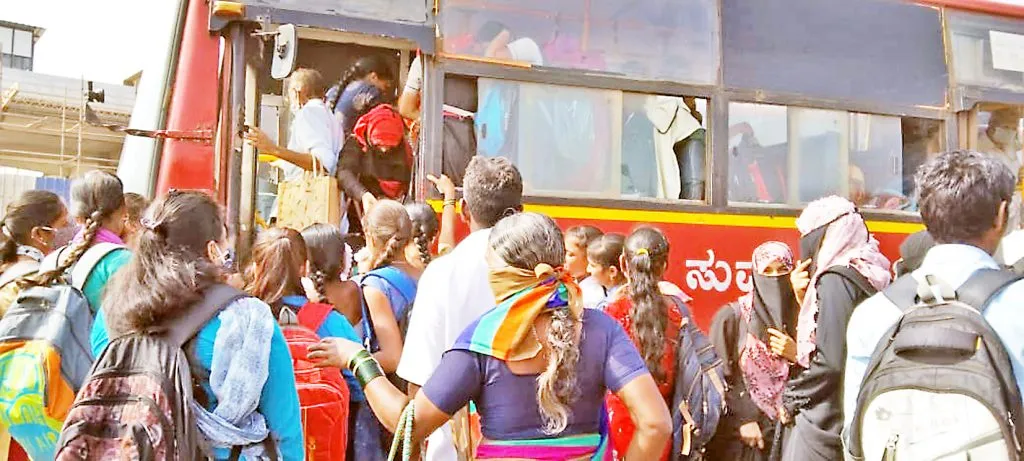 बसफेऱया कमी… प्रवाशांबरोबर विद्यार्थ्यांची फरफट