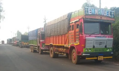 धान्य वाहतुकीच्या ट्रकमुळे अपघाताची शक्यता