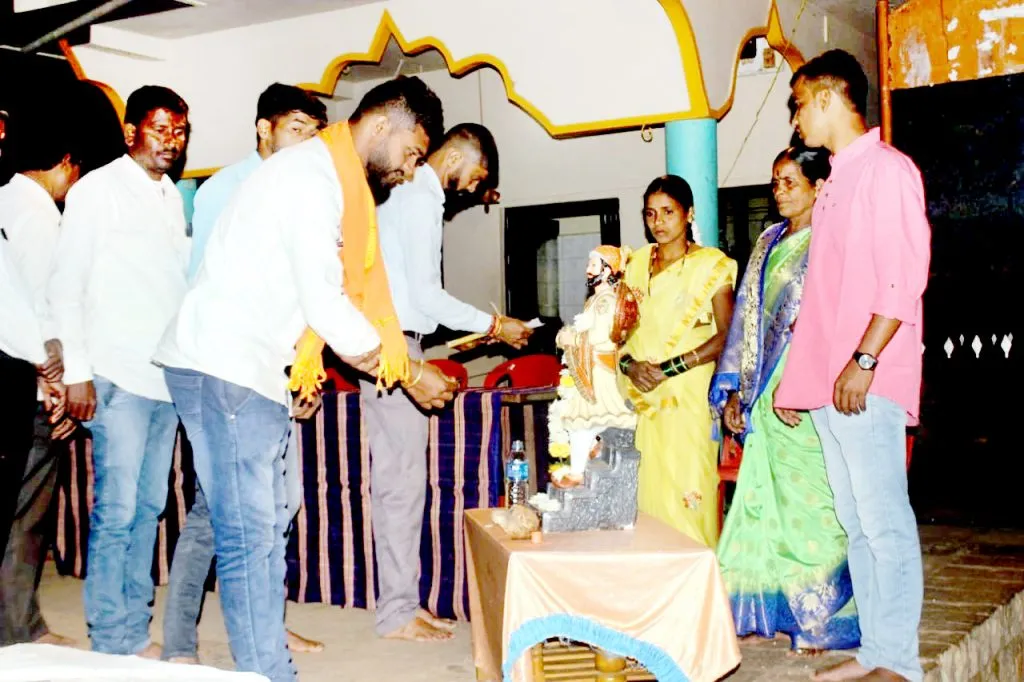 बसरीकट्टीत क्रिकेट स्पर्धा चषकाचे अनावरण