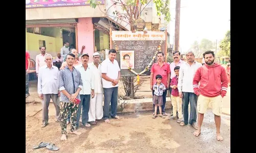 कारभार गल्ली, वडगाव येथे बाळासाहेबांना अभिवादन