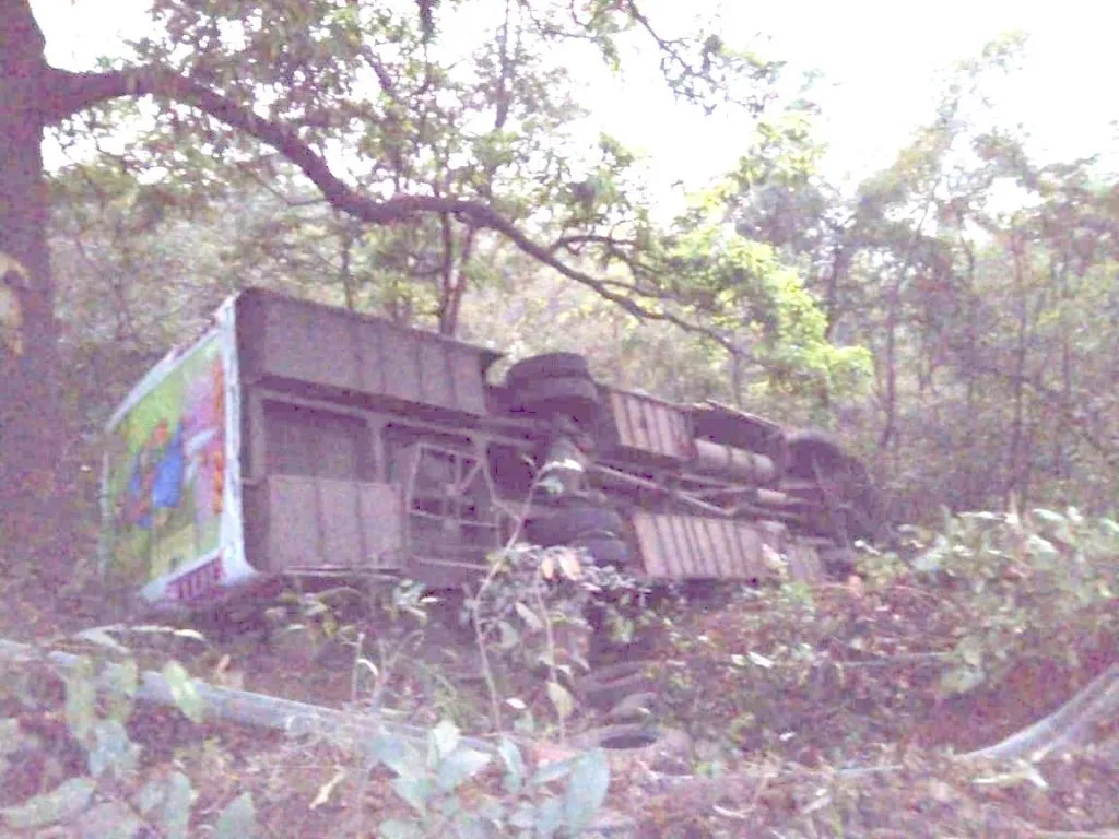 आरामबस दरीत कोसळून चिमुरडय़ाचा मृत्यू; 11जखमी