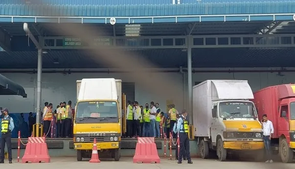 कर्नाटक: पुण्याहून प्रथम कोविशील्ड लस बेंगळूरला रवाना