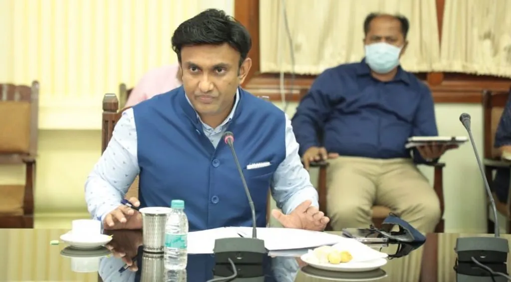 कर्नाटक : युकेहून आलेले ७५ प्रवासी अजूनही बेपत्ता