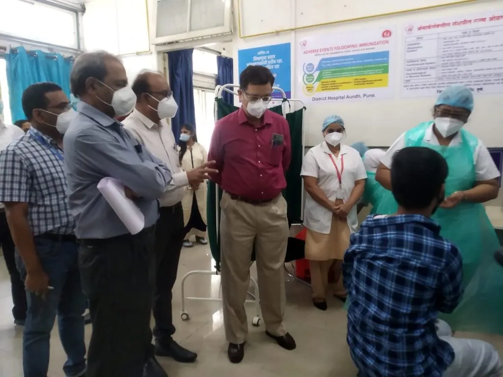 कोविड-19 प्रतिबंधक लसीकरण केंद्राची डॉ.दीपक म्हैसेकर यांनी केली पाहणी
