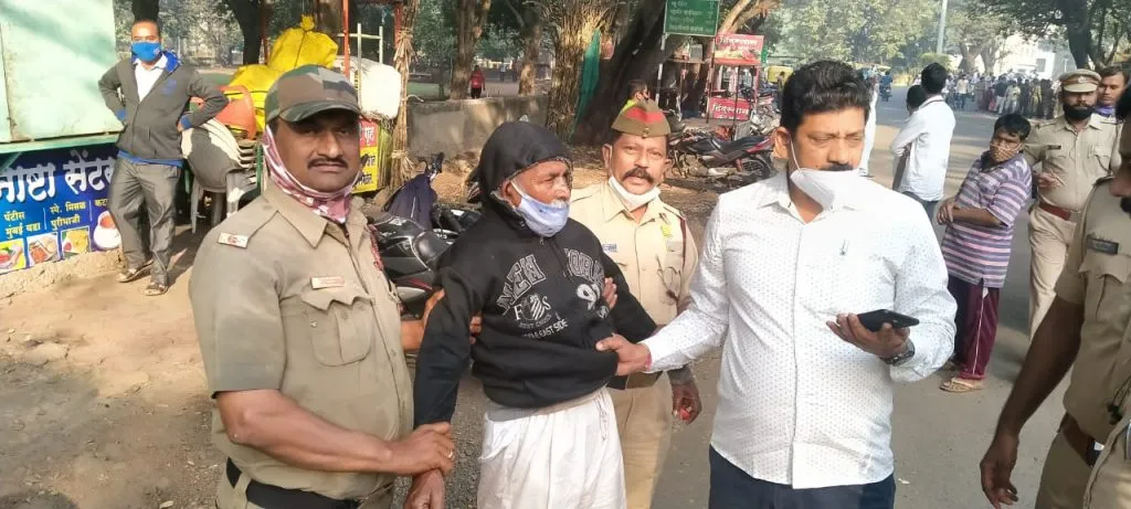 कोल्हापूर जिल्हाधिकारी कार्यालयासमोर एकाचा आत्मदहनाचा प्रयत्न