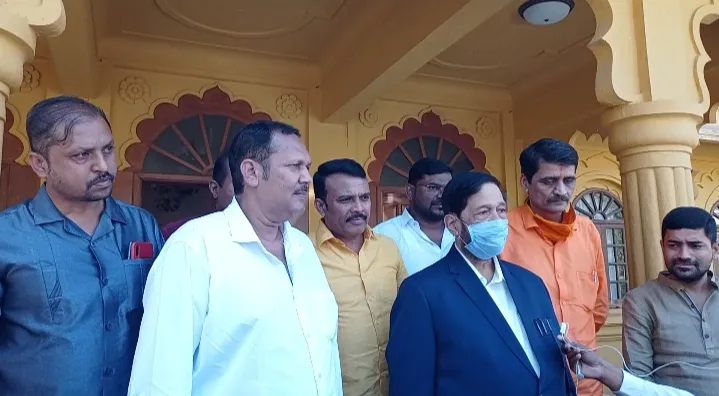 सातारा : गिरीश बापट यांनी घेतली उदयनराजेंनी भेट