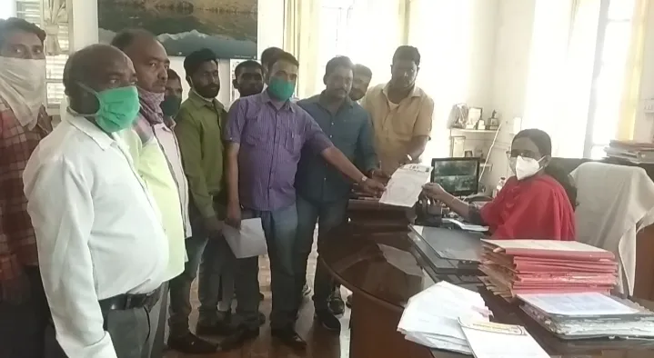 सातारा : रेशनिंग कार्डला आधार लिंक करण्याची मुदत वाढवून मिळावी; अन्यथा आंदोलन…