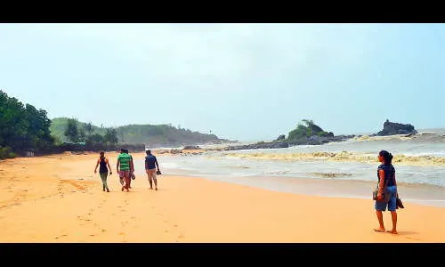 समुद्रकिनाऱयावर जमावबंदी केल्याने अनेकांची निराशा