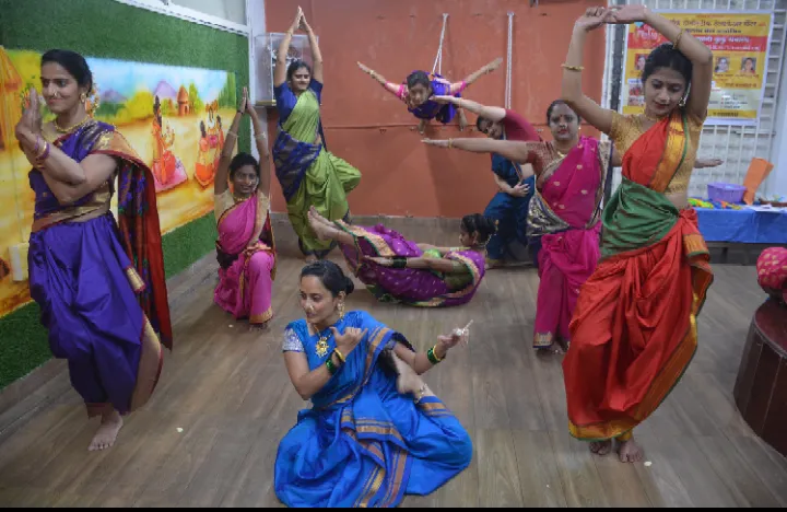 पारंपरिक वेषातील महिलांचा योगासनातून आरोग्य जागर