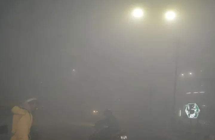 उत्तर भारत गारठला; दाट धुक्यामुळे 10 ट्रेन उशीराने