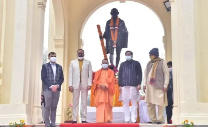 मुख्यमंत्री योगी आदित्यनाथ यांनी वाहिली महात्मा गांधी यांना श्रध्दांजली
